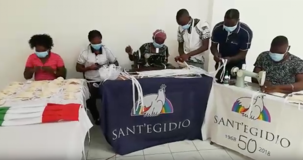 在莫桑比克，圣艾智德团体生产口罩以保护穷人免受冠状病毒感染。